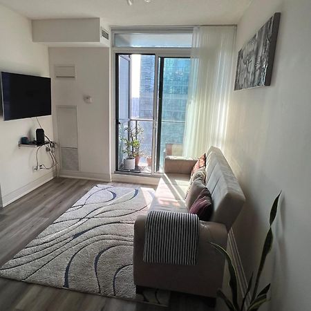 Prestigious 2-Bdrm Condo - Across From Scotiabank Arena تورونتو المظهر الخارجي الصورة